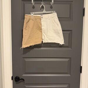 Princess Polly Khaki Tan and White Colorblock Shorts Size 6